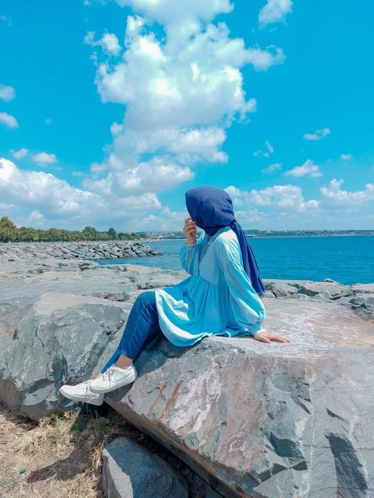 صور بنات كأنها لك في البحر