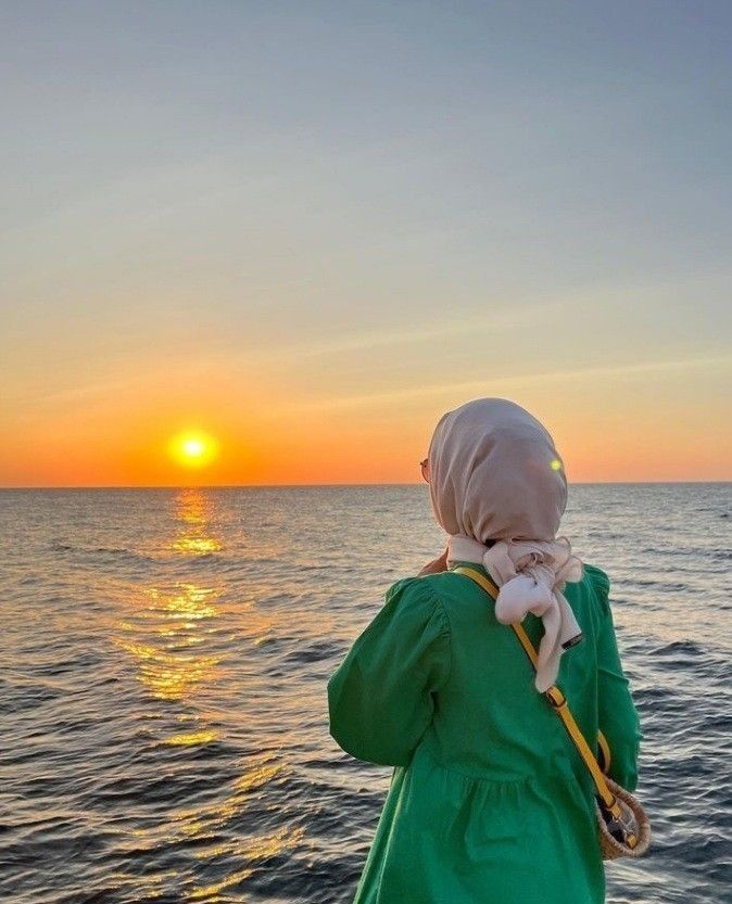 صور بنات كأنها لك في البحر