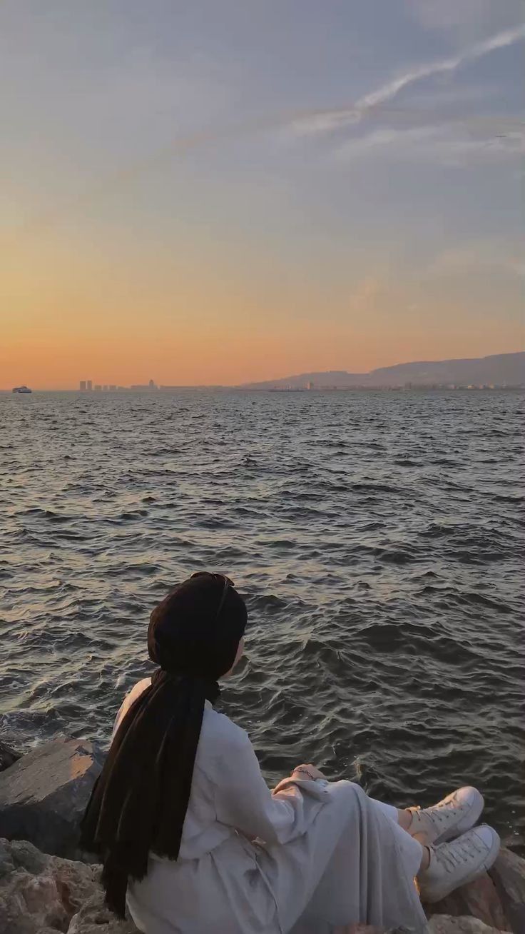 صور بنات كأنها لك في البحر