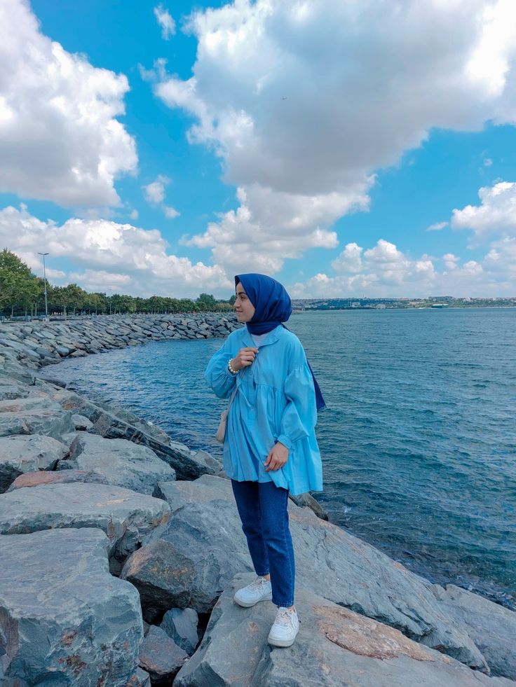 صور بنات كأنها لك في البحر