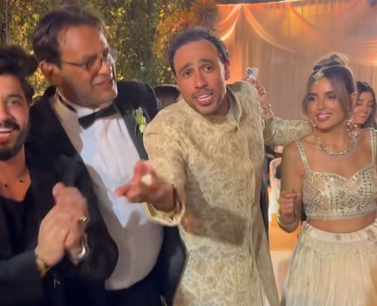بحضور مصطفى حجاج والشرنوبي.. رامي عاشور يحتفل بزفافه ويرتدي زي هندي رفقة زوجته