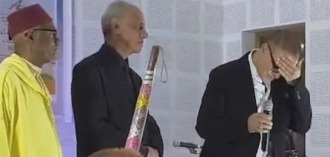 بكاء والد سعد لمجرد على المسرح قبل استئناف محاكمته بفرنسا