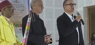 بكاء والد سعد لمجرد على المسرح قبل استئناف محاكمته بفرنسا