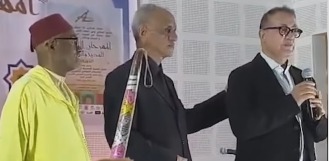 بكاء والد سعد لمجرد على المسرح قبل استئناف محاكمته بفرنسا