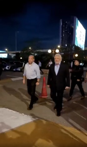 أشرف زكي وإدوارد وخالد زكي أبرز الحضور بعزاء زوجة الإعلامي محمد شردي |صور 