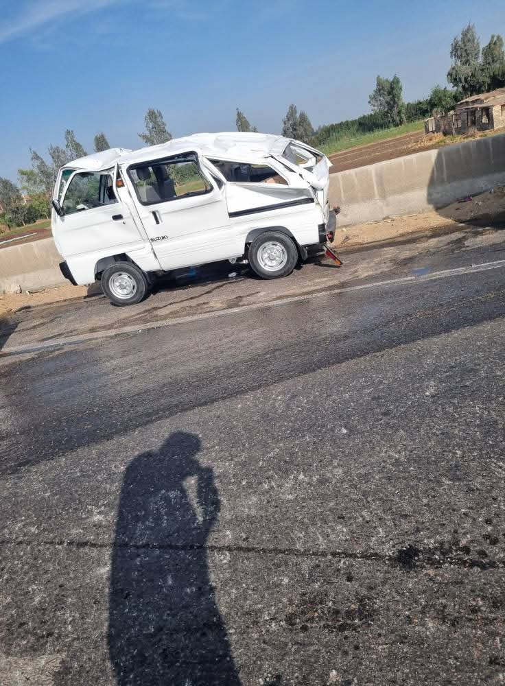 انقلاب سيارة نقل ثقيل من أعلى الطريق الإقليمي بالمنوفية