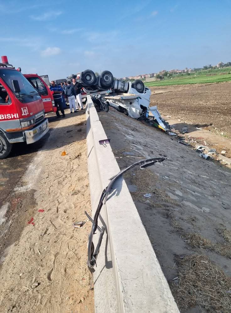 انقلاب سيارة نقل ثقيل من أعلى الطريق الإقليمي بالمنوفية