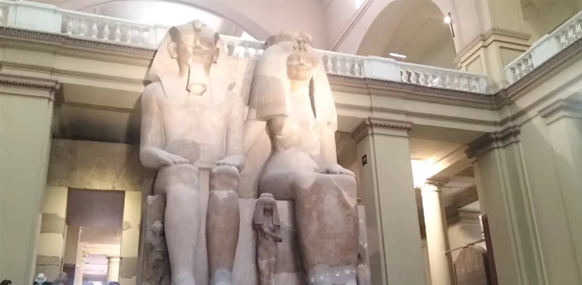 زيارة تمثال الملك أمنحتب والملكة تي بالمتحف المصري بالتحرير