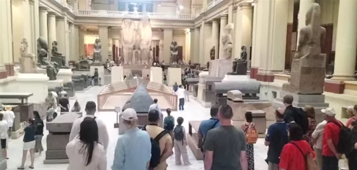 زيارة تمثال الملك أمنحتب والملكة تي بالمتحف المصري بالتحرير