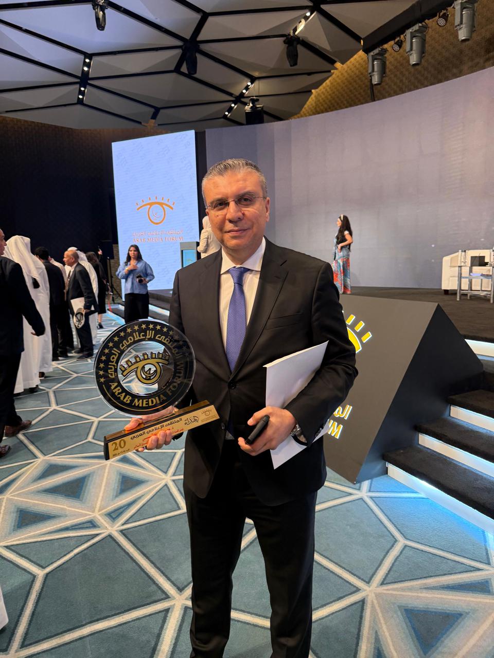 لقطات من تكريم عمرو الليثي رئيس إذاعات وتليفزيونات التعاون الإسلامي من الملتقى الإعلامي العربي&nbsp;