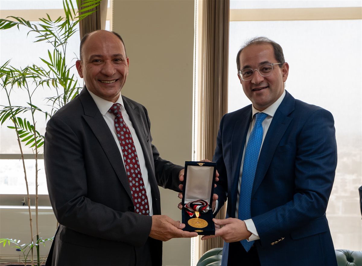 وزير المالية يكرم نائب رئيس مصلحة الضرائب