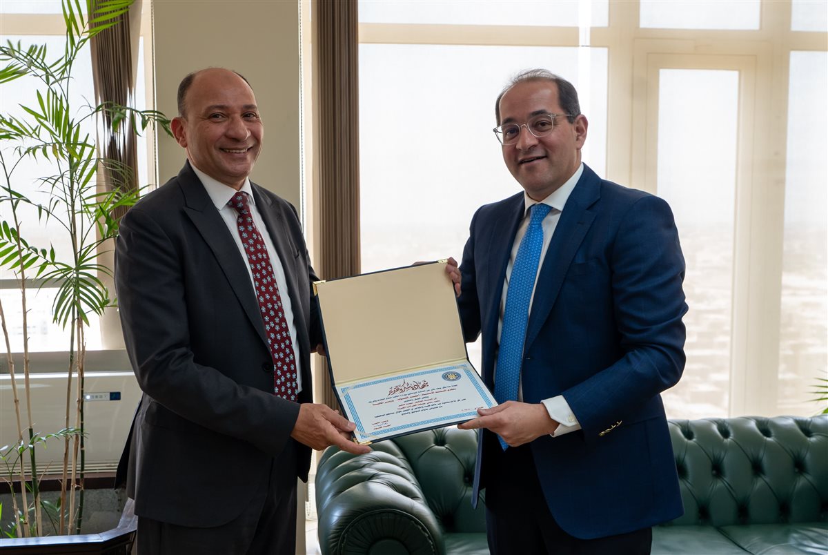 وزير المالية يكرم نائب رئيس مصلحة الضرائب