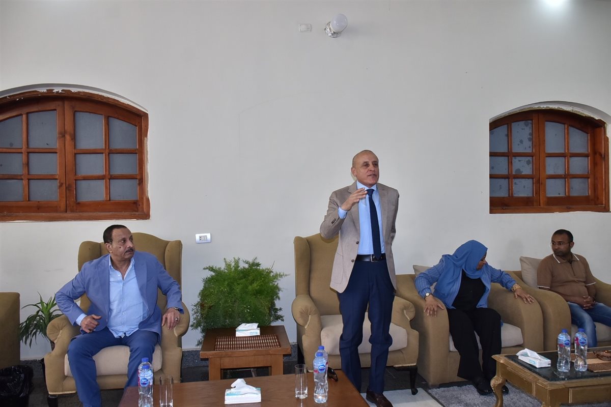 محافظ الأقصر مع الأهالي وبشرى توصيل الغاز الطبيعي