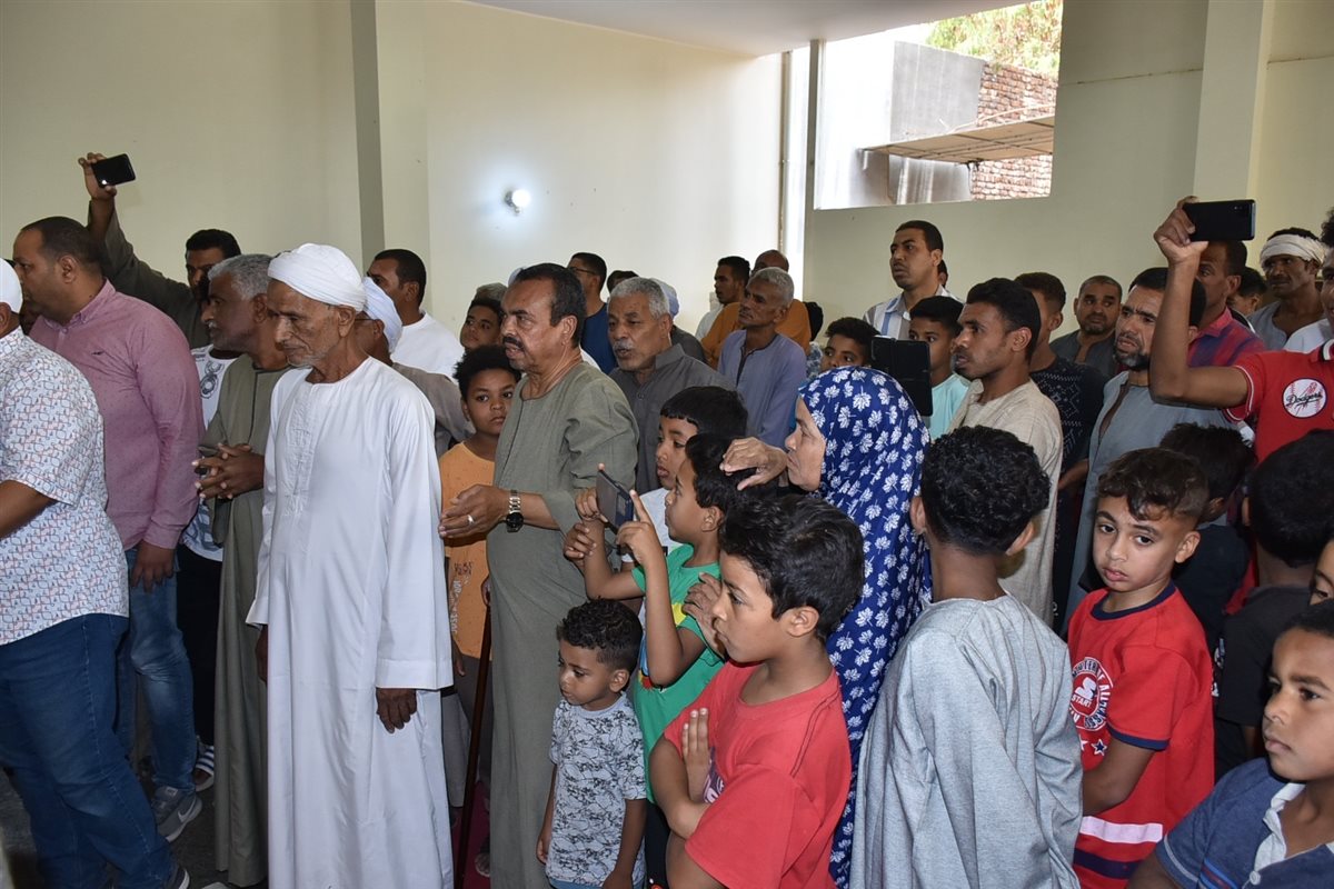 محافظ الأقصر مع الأهالي وبشرى توصيل الغاز الطبيعي