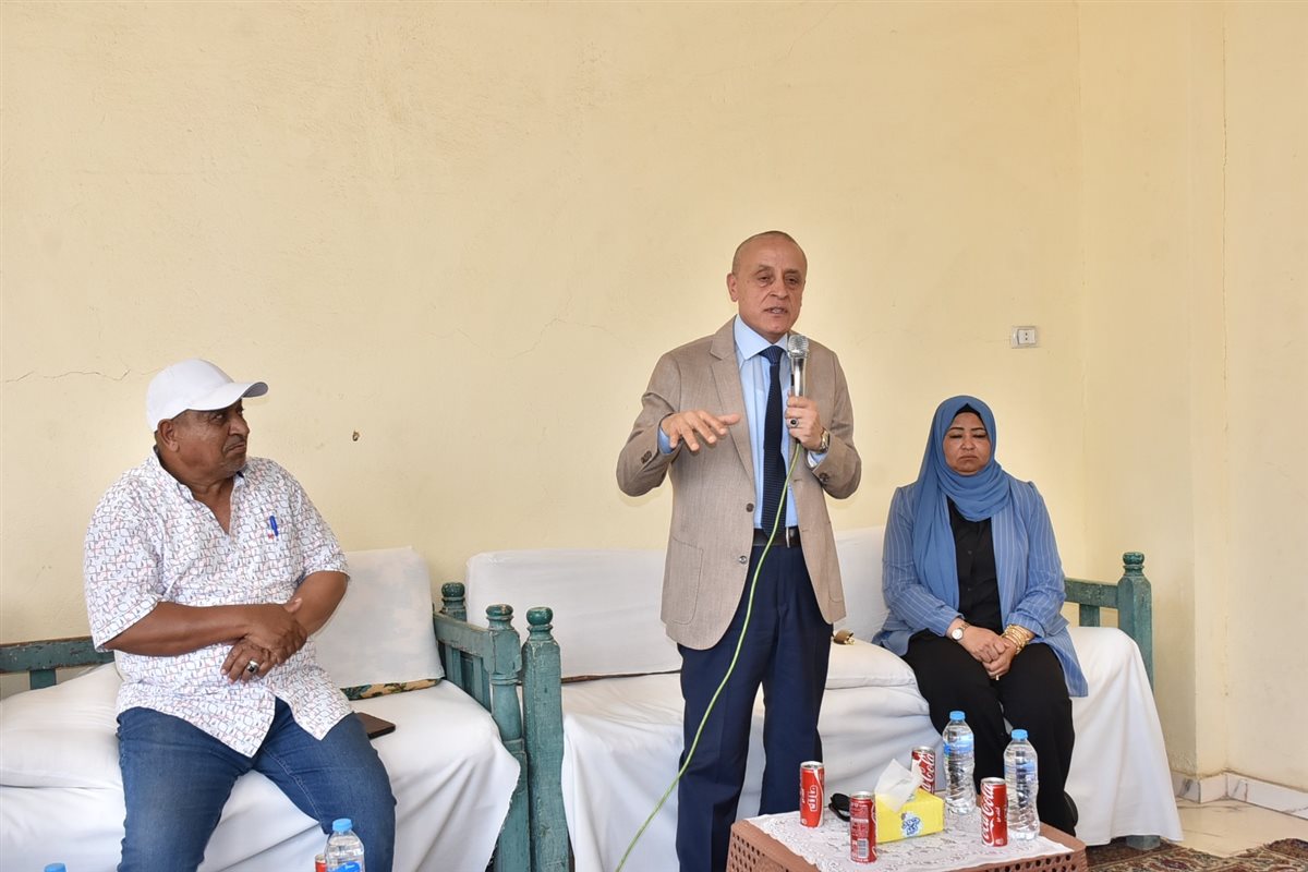 محافظ الأقصر مع الأهالي وبشرى توصيل الغاز الطبيعي