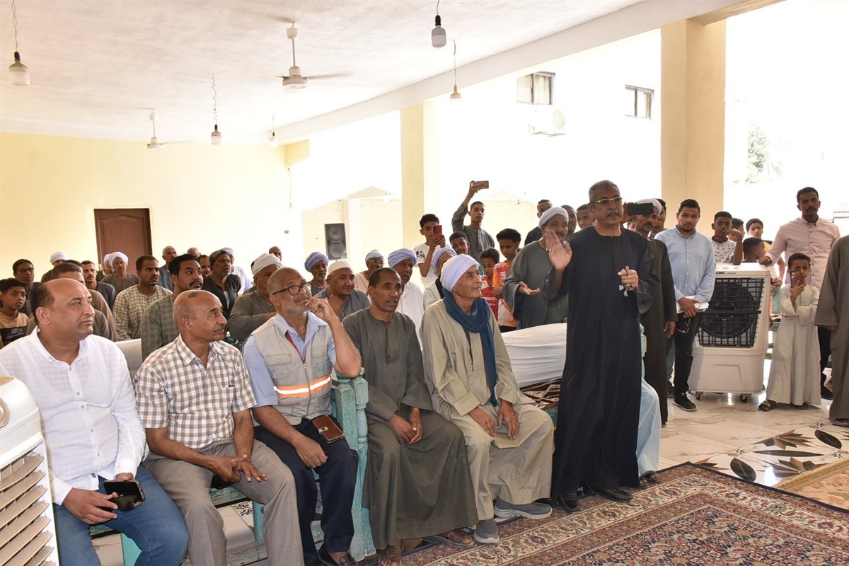 محافظ الأقصر مع الأهالي وبشرى توصيل الغاز الطبيعي