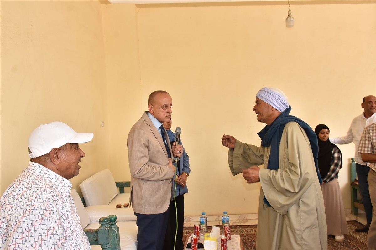 محافظ الأقصر مع الأهالي وبشرى توصيل الغاز الطبيعي