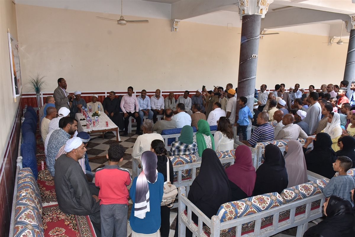 محافظ الأقصر مع الأهالي وبشرى توصيل الغاز الطبيعي