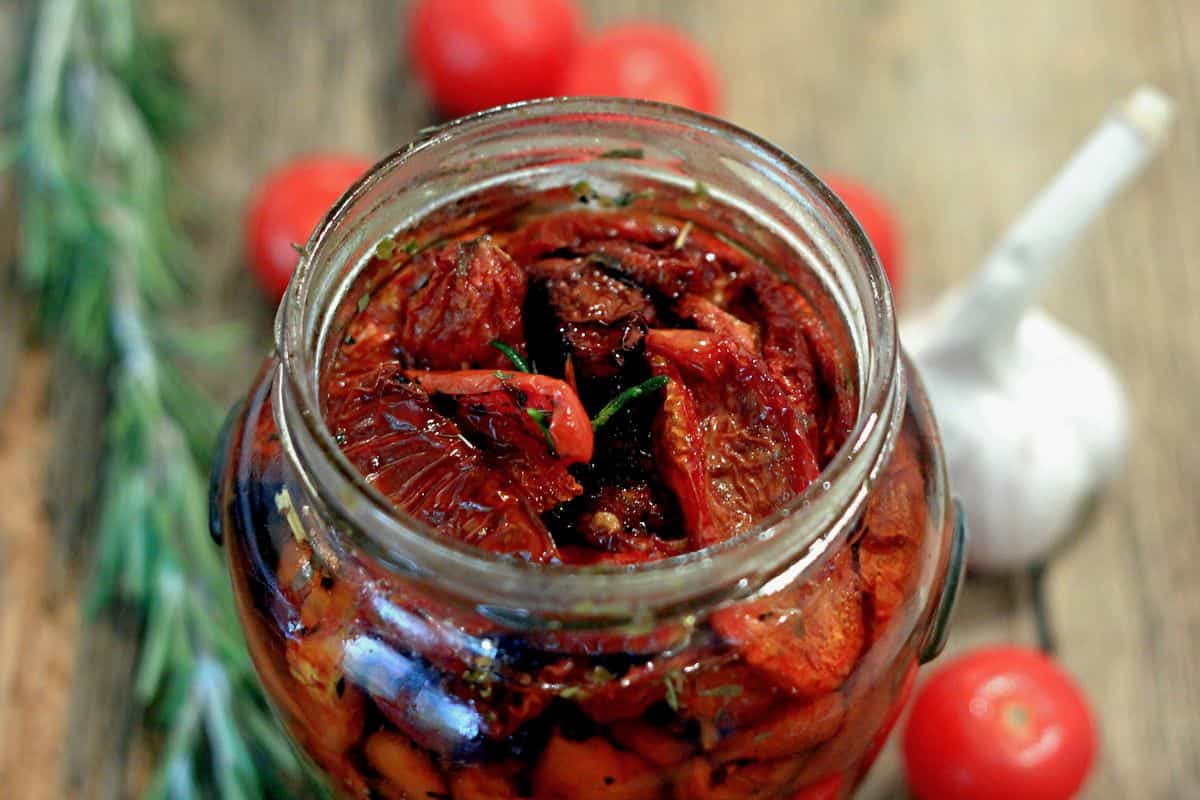 مقادير عمل سلطة الطماطم المجففة