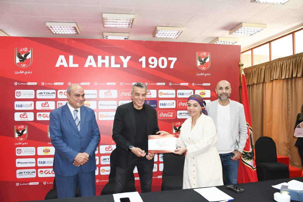 رئيس تعليم الكبار يكرم العاملين بالنادي الأهلي المتحررين من الأمية