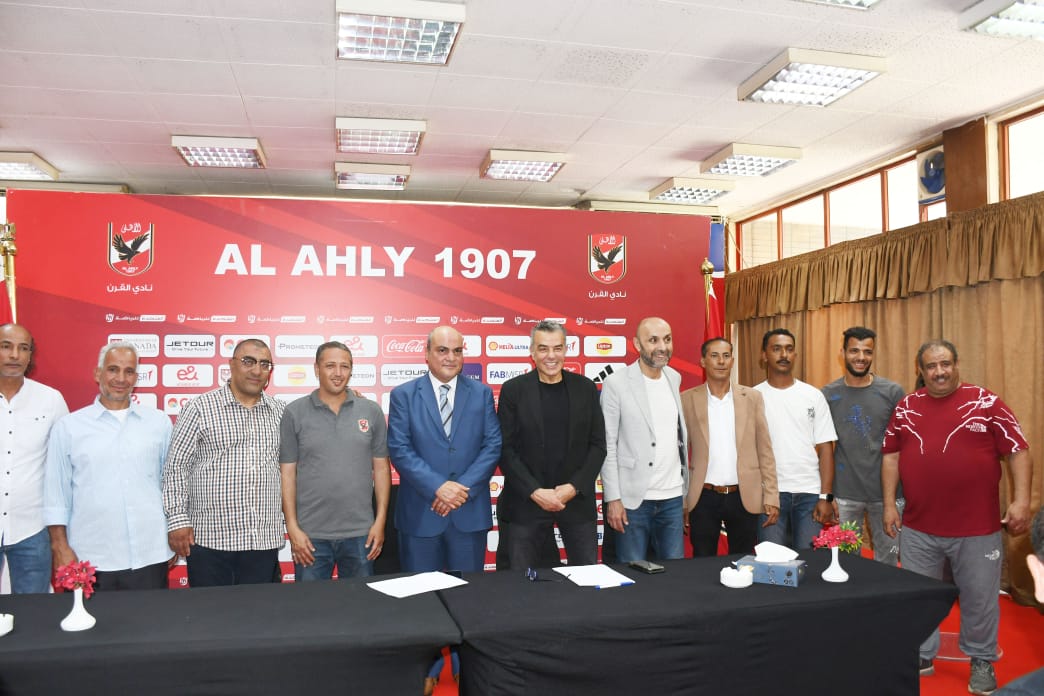 رئيس تعليم الكبار يكرم العاملين بالنادي الأهلي المتحررين من الأمية