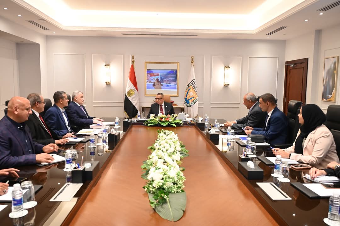 محافظ جنوب سيناء يبحث مشاكل الصيد بالمحافظة