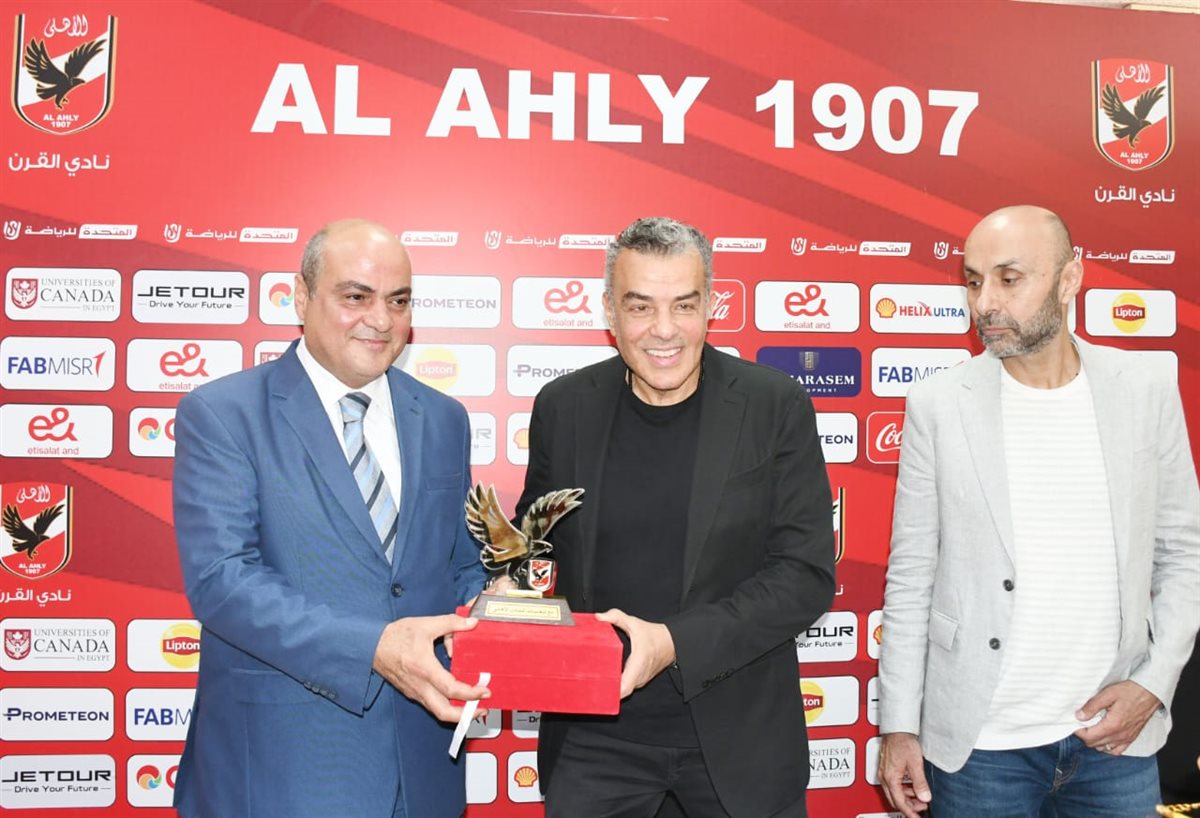 رئيس تعليم الكبار يكرم العاملين بالنادي الأهلي المتحررين من الأمية