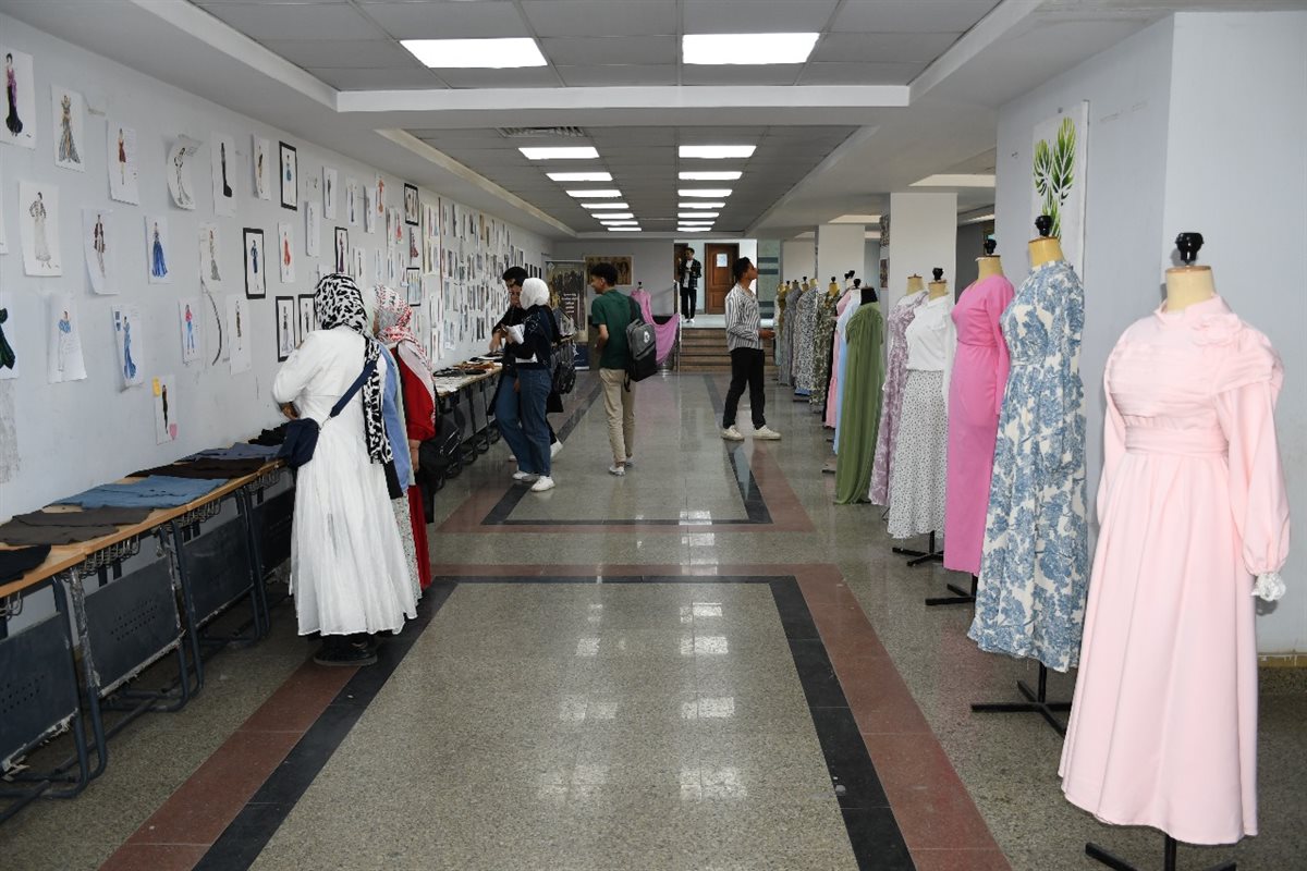 عرض أزياء طلابي يعكس ملامح الهوية ويجسد فلسفة التعليم التكنولوجي الحديث