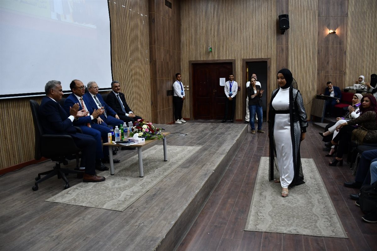 عرض أزياء طلابي يعكس ملامح الهوية ويجسد فلسفة التعليم التكنولوجي الحديث