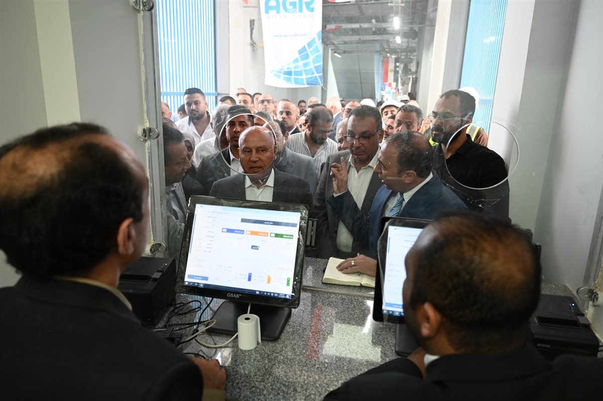 كامل الوزير يستقل الأتوبيس الترددي