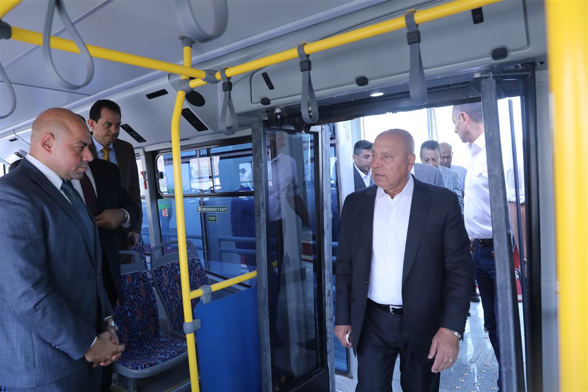 كامل الوزير يستقل الأتوبيس الترددي