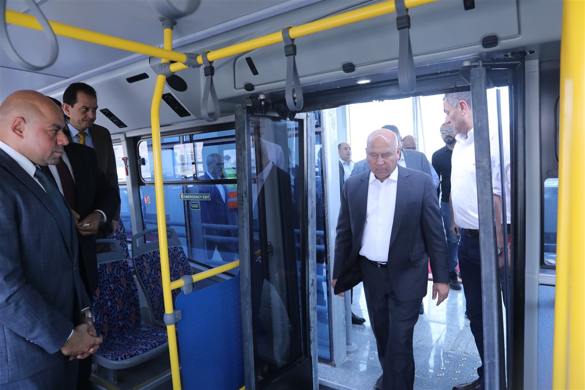 كامل الوزير يستقل الأتوبيس الترددي