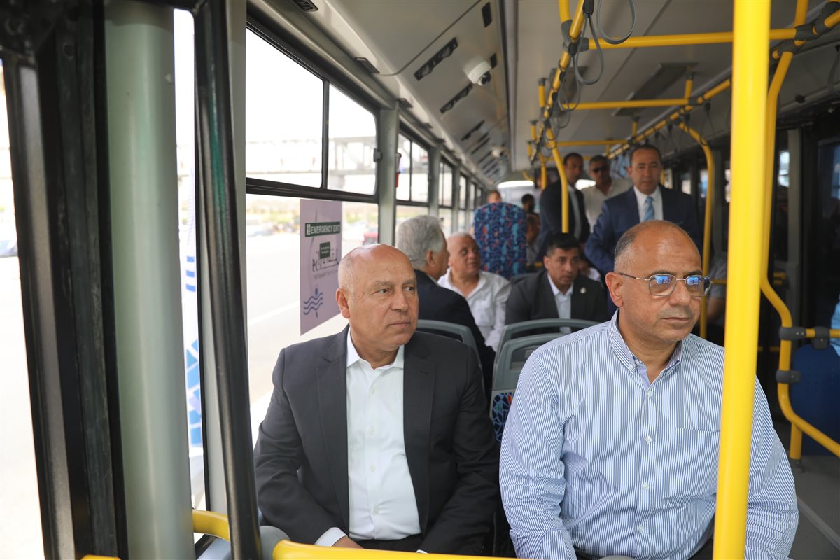 كامل الوزير يستقل الأتوبيس الترددي