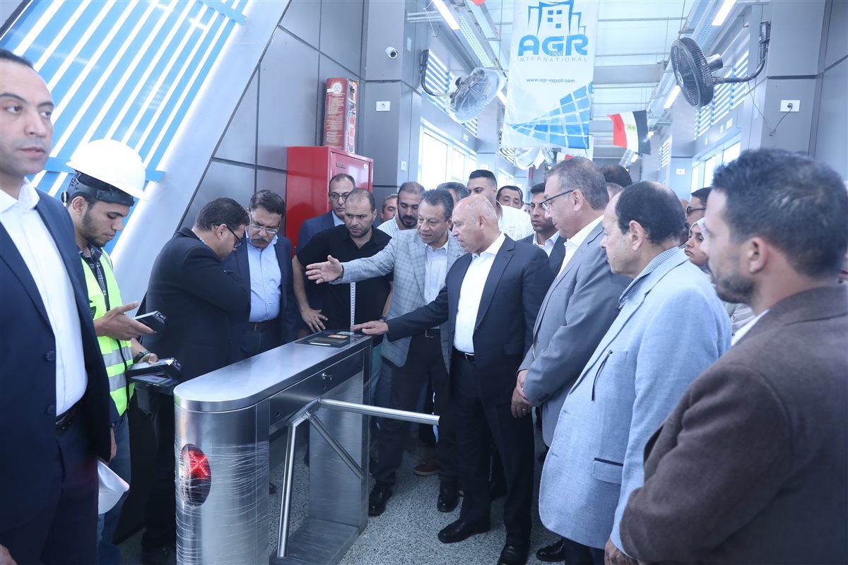 كامل الوزير يستقل الأتوبيس الترددي