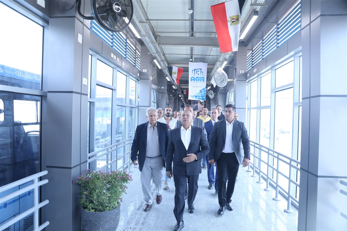 كامل الوزير يستقل الأتوبيس الترددي