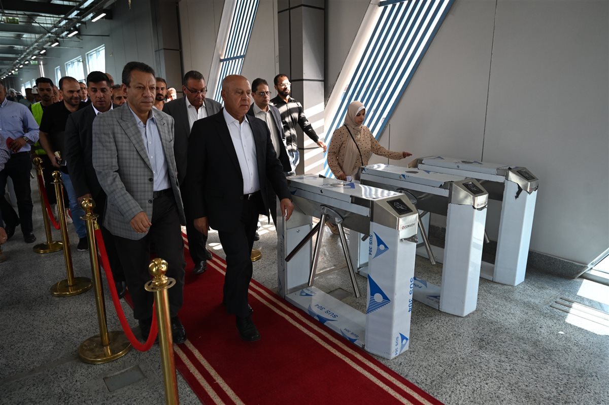 كامل الوزير يستقل الأتوبيس الترددي