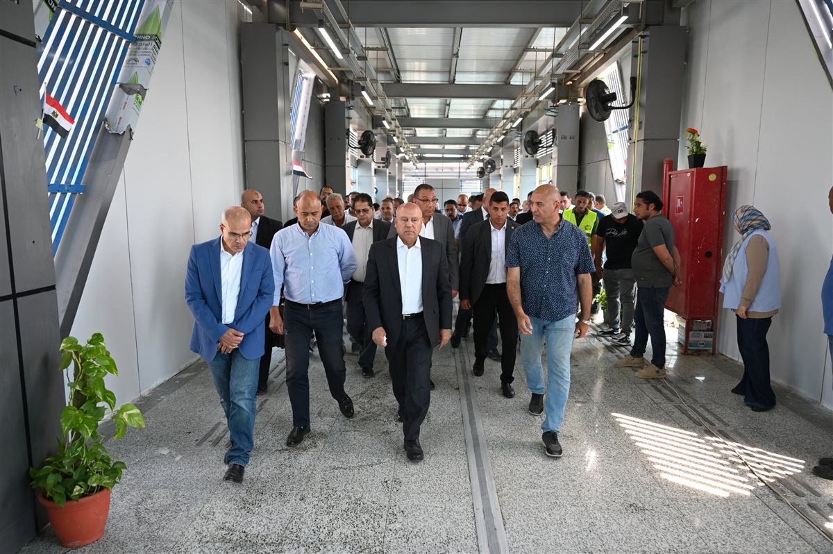 كامل الوزير يستقل الأتوبيس الترددي