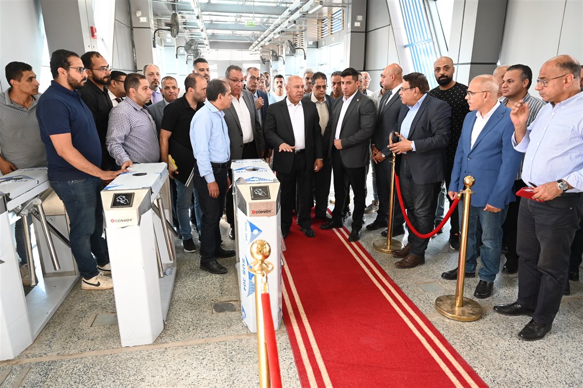 كامل الوزير يستقل الأتوبيس الترددي