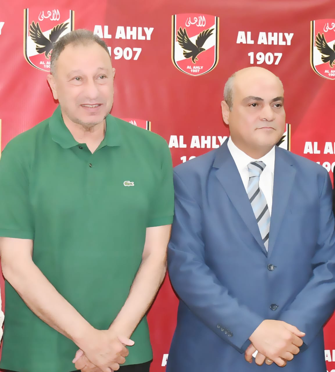 رئيس تعليم الكبار يكرم العاملين بالنادي الأهلي المتحررين من الأمية