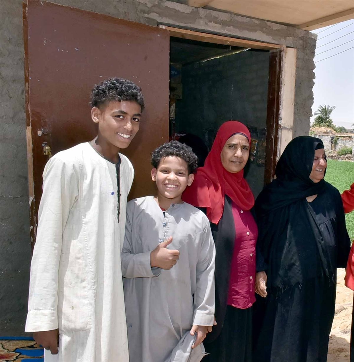 محافظ يزور سيدة الميكروباص في منزلها 