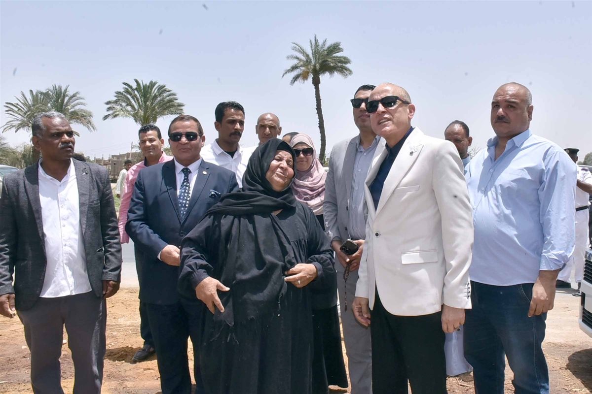 محافظ يزور سيدة الميكروباص في منزلها 