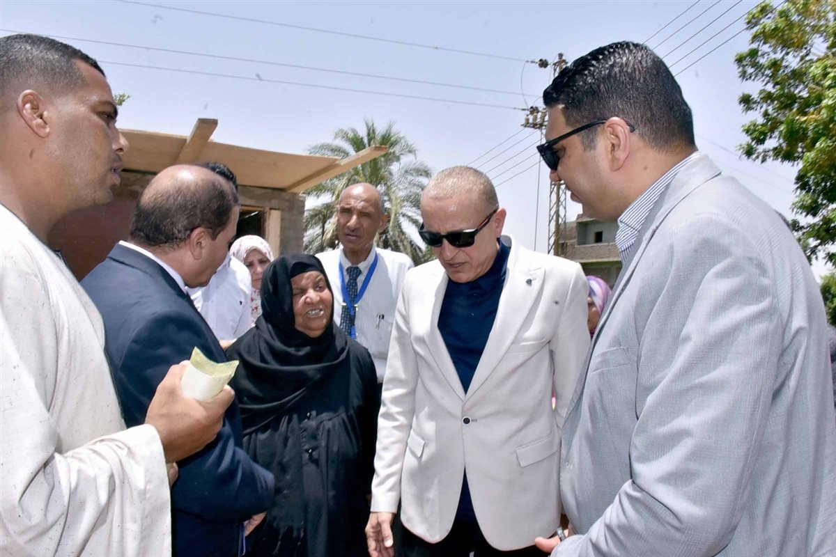 محافظ يزور سيدة الميكروباص في منزلها 