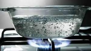 ضعي القهوة في غلاية  على النار، ثم أضيفي حبة من الماء