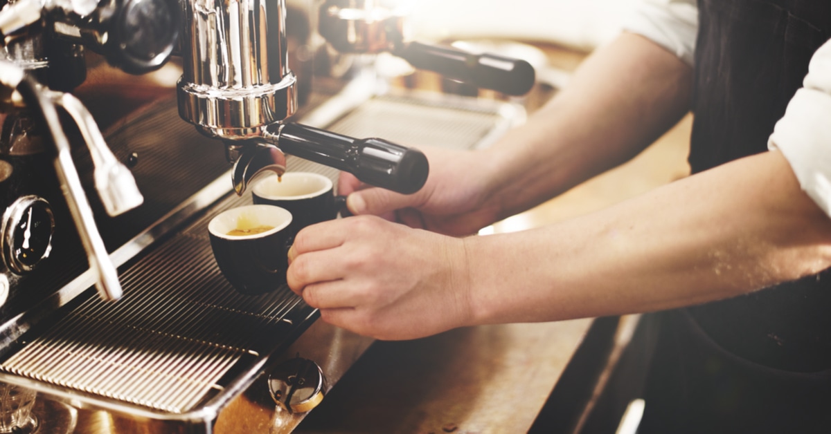 أضيفي حبات من القرنفل والزعفران بداخل الغلاية على النار