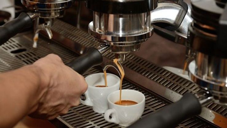 قومي بإضافة حبات من الزنجبيل على المكونات الموجودة على النار