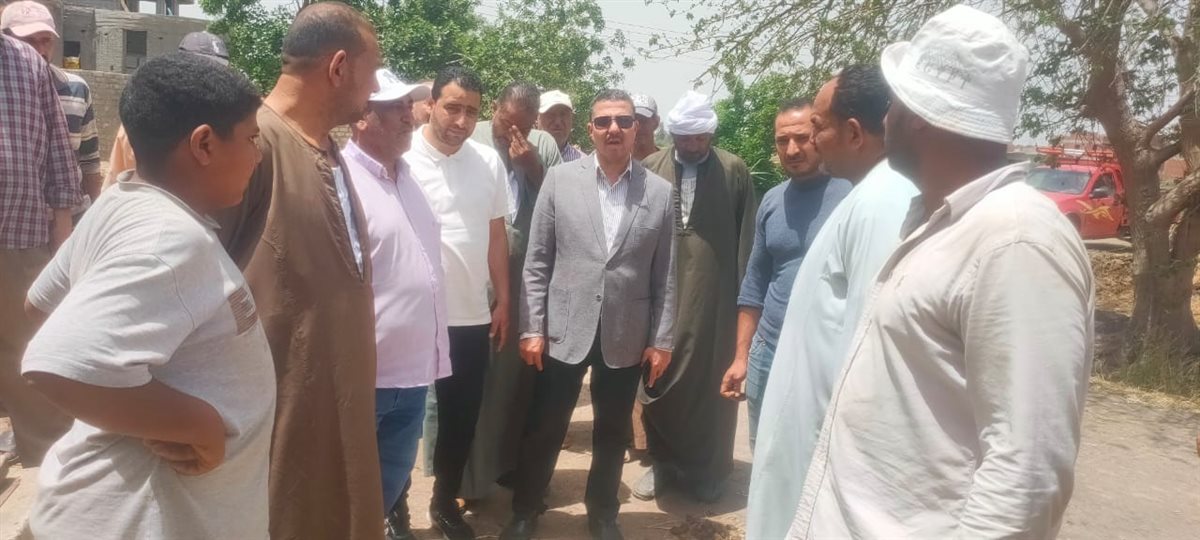 تفقد رئيس الوحدة المحلية لمركز ومدينة المحمودية لمكان الحريق