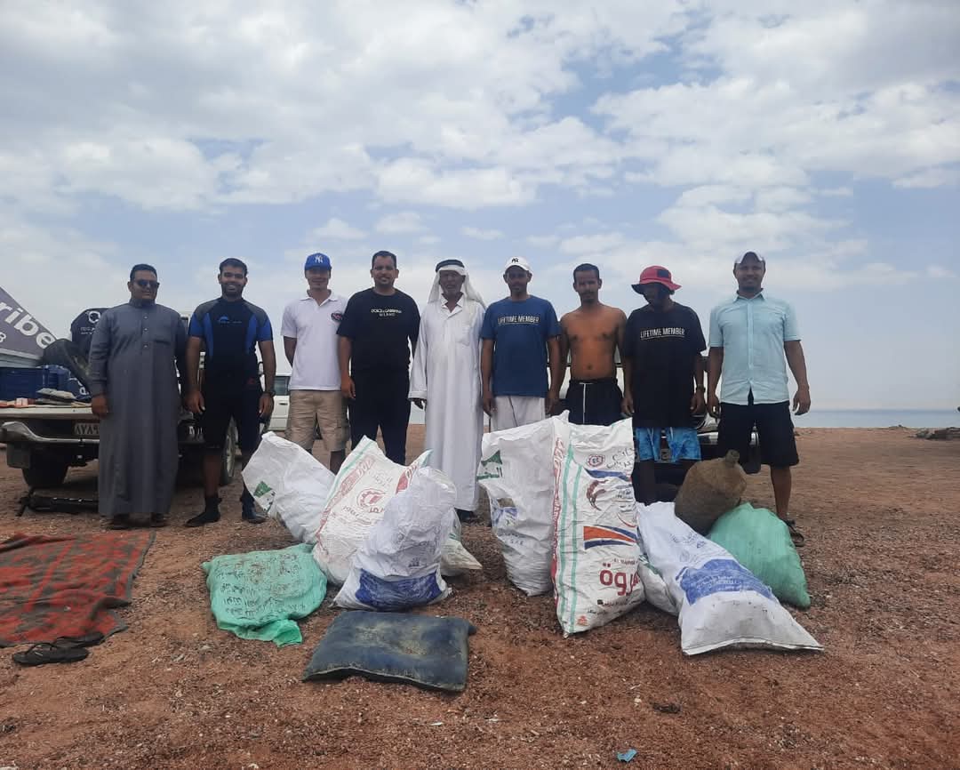 حملة نظافة الشواطىء بمنطقة اللاجونا بمدينة دهب 