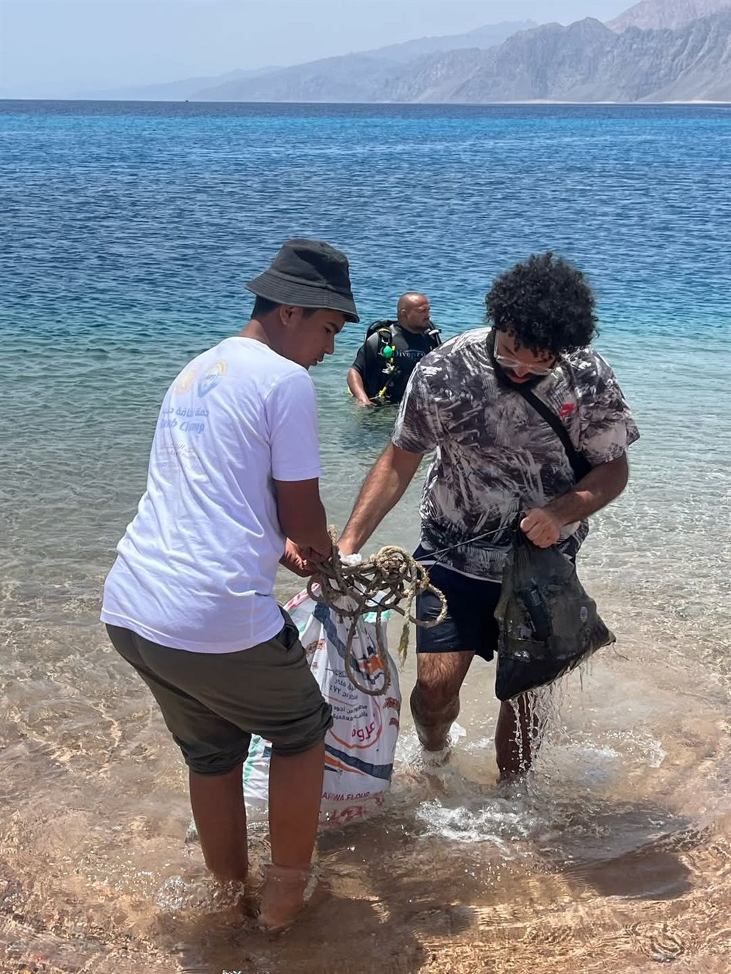 حملة نظافة الشواطىء بمنطقة اللاجونا بمدينة دهب 