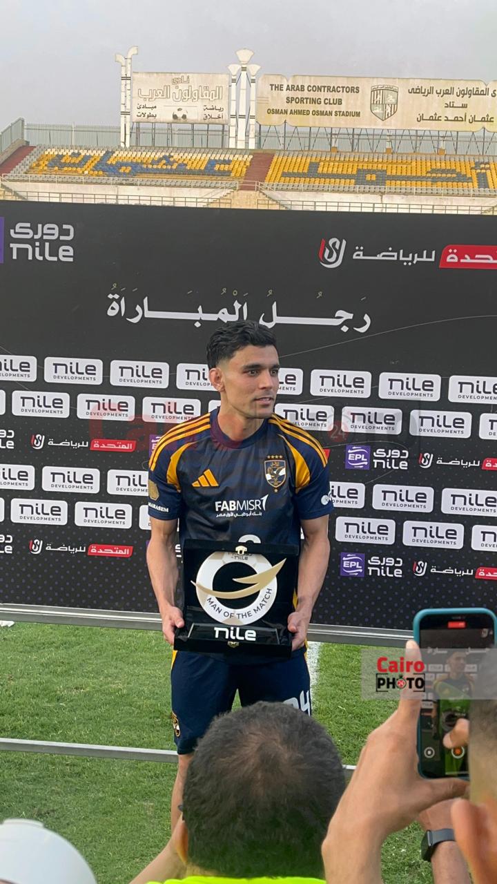 بن شرقي مع جائزة رجل مباراة الأهلي وسيراميكا 