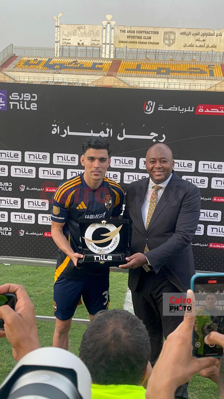 بن شرقي مع جائزة رجل مباراة الأهلي وسيراميكا 
